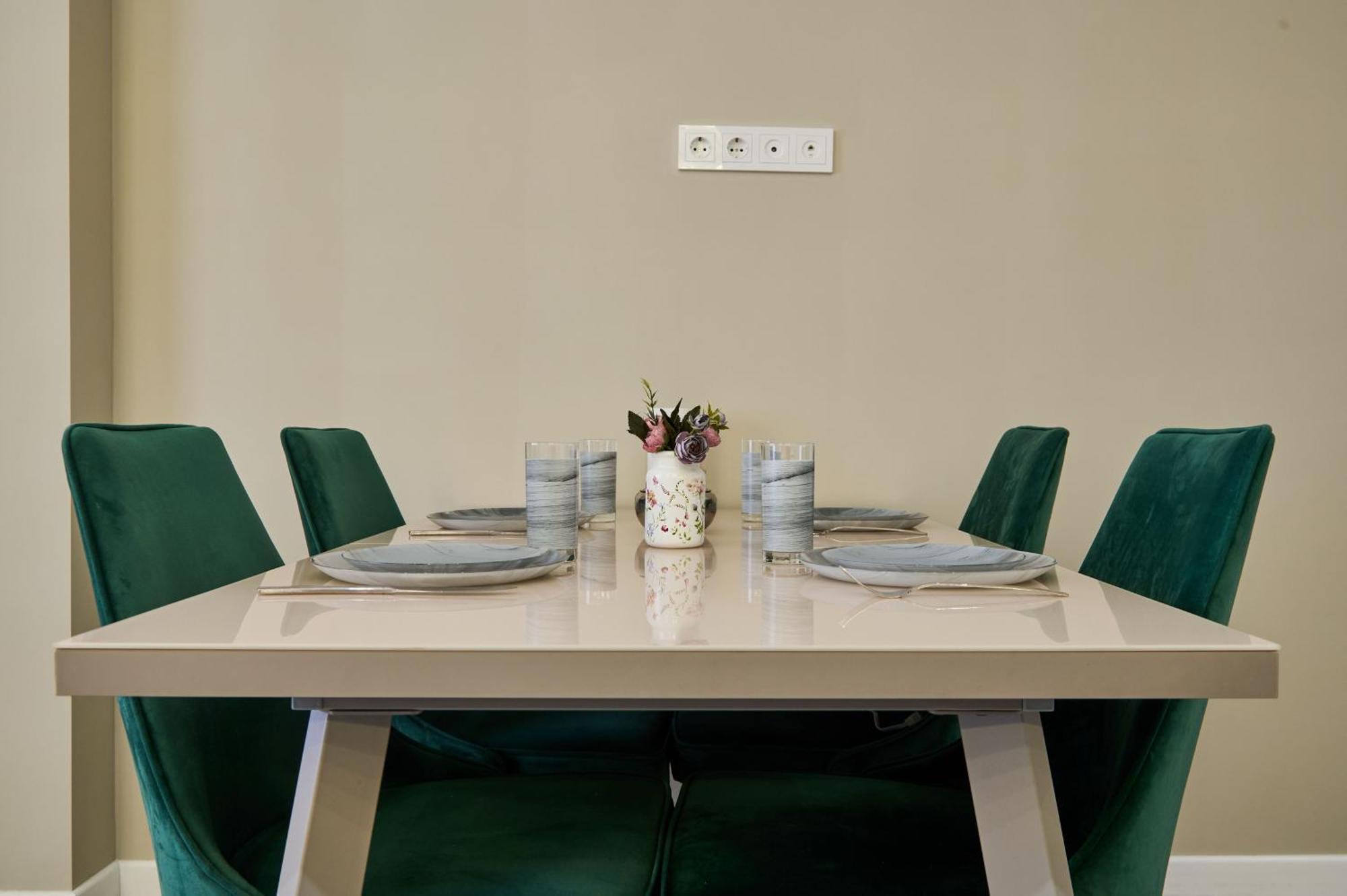 Five Business-Class Rooms In R-House Near Mega Center 알마티 외부 사진